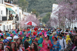 El tradicional pasacalles de Aroche congrega cada año a miles de personas