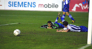 Loren, tendido, junto a Espínola tras encajar un gol en el partido ante los murcianos. / Foto: J. López.