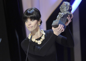 Maribel Verdú recoge su Goya a la mejor actriz. / Foto: Alberto Ortega / premiosgoya.academiadecine.com