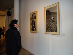 Un joven contempla una de las imágenes de la muestra de Ramón Masats.