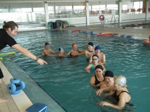 Los monitores de Ocio-Sur Ayamonte imparten una sesión física con los participantes del programa