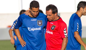 Montoro, junto al técnico Sergi Barjuan, en un entrenamiento del equipo albiazul. / Foto: www.recreativohuelva.com