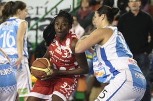 Bernice Mosby ha sido la MVP de la jornada en la Liga Femenina tras su portentosa actuación ante el Bembibre. / Foto: Josele Ruiz.