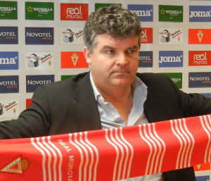 Onésimo Sánchez posa con la bufanda del Real Murcia tras su presentación como técnico murciano. / Foto: www.realmurcia.es.