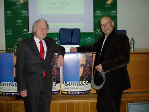 Pablo Juliá y el director de Latitudes, José Luis Ruiz, junto al cartel de la V edición del Festival.