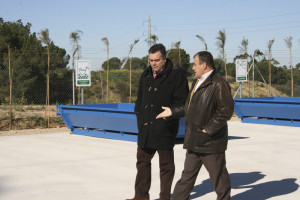 Manuel García y José Villa en el nuevo punto limpio de La Palma.