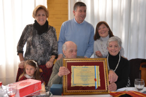 El abuelo centenario junto a sus familiares y el alcalde de Palos.