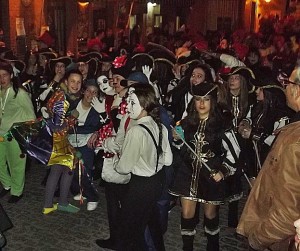 Una multitud de disfraces llenaron de colorido las calles de Bonares. / Foto: Beatriz Martín