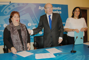 La presidenta de Aguaviva y el alcalde de Huelva firman el acuerdo de colaboración.