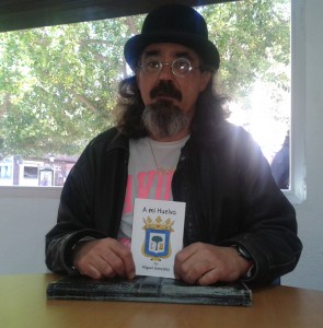 Miguel González, con su libro 'A mi Huelva'.