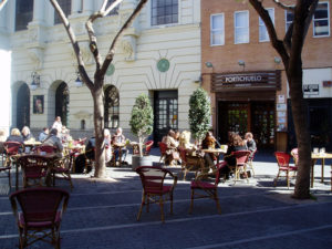 El restaurante posee una amplia terraza en la plazoleta del Gran Teatro.