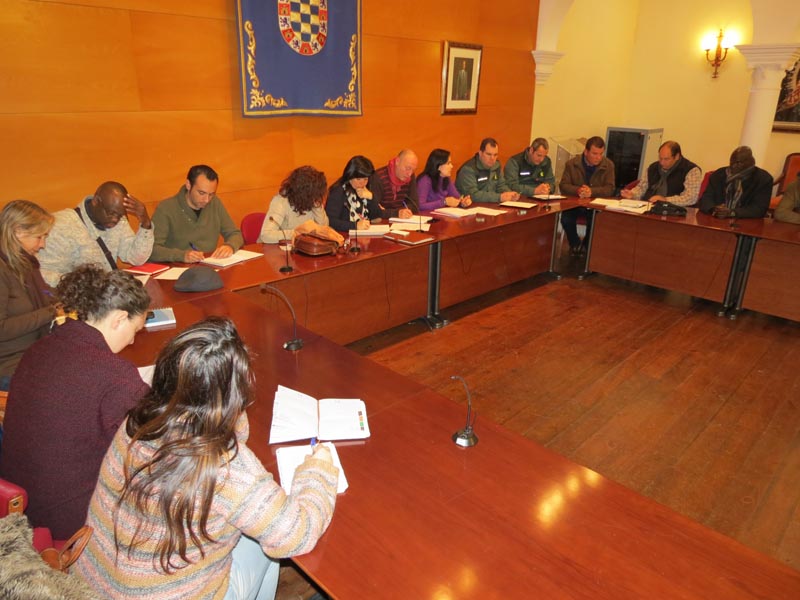 Un momento de la reunión convocada en el Ayuntamiento de Moguer para tratar el tema de los asentamientos.