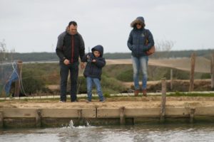 Salinas de Astur ofrece servicios para pasar un día de pesca en familia