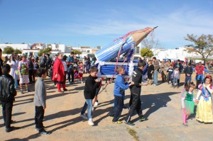 Los niños sanjuaneros celebran el Entierro del Lápiz. / Foto: Juan Antonio Ruiz.