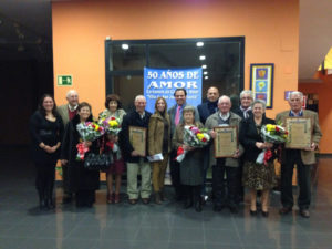 Autoridades, parejas homenajeadas y la ganadora local del concurso epistolar, tras el acto celebrado en San Juan del Puerto. Foto: Juan Antonio Ruiz.