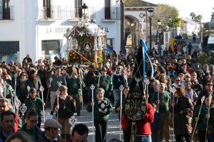 La carreta de San Juan, acompañada por sus fieles peregrinos, hacía entrada en Almonte poco después de las 17:30