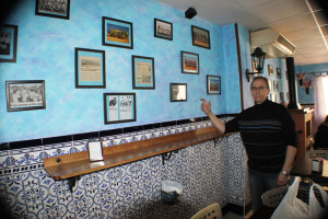 José Antonio San Andrés ha tenido que reinventarse abriendo un bar dedicado al Club Deportivo San Juan. / Foto: J.A. Ruiz