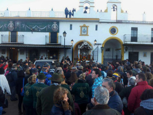 Los romeros congregados esta mañana en en las puertas de la Casa-Hermandad de San Juan del Puerto en El Rocío. / Foto: Juan Antonio Ruiz