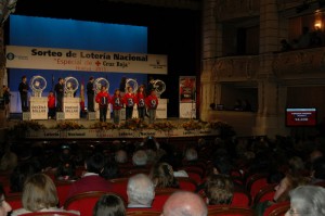 El evento ha destacado por la presencia de un numeroso público, que abarrotó el teatro onubense.