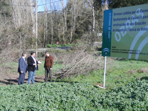 El delegado territorial de Economía, Innovación, Ciencia y Empleo, Eduardo Muñoz, visita en Galaroza los terrenos donde se ubicará la nueva estación de Inspección Técnica de Vehículos (ITV), acompañado por el alcalde de la localidad, Antonio Sosa.