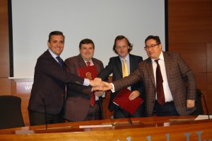 El rector y los representantes de las tres empresas sellan el convenio.