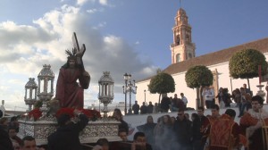 El Vía Crucis estuvo presidido por la imagen de Jesús Caído.