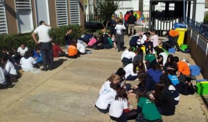 Alumnos de ESO trabajan por grupos en la confección de una obra colectiva, usando como técnica el mosaico de cerámicas recicladas.