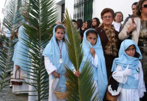 Los niños, protagonistas del Domingo de Ramos en Cartaya. 