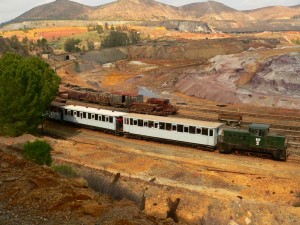 El tren, a su paso por Zarandas Naya.