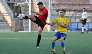 El Ayamonte tuvo que emplearse a fondo en defensa cuando más arreció el dominio cadista. / Foto: J. L. Rúa.