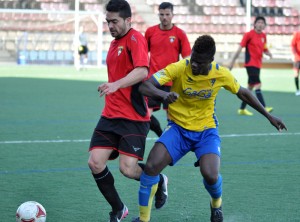 Pablo Oliveira fue el autor del primer gol del Ayamonte. / Foto: J. L. Rúa.