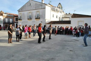 Carlos Mellado impartiendo una clase de baile en Zalamea.