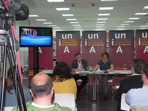 El profesor Jose Manuel Blanco Cotano acompañado por la directora de la Unia, Yolanda Pelayo.