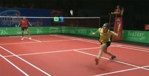 Golpe de Carolina con el que propició el error de su oponente y su victoria en el primer set. / Foto: Axiata Cup TV.