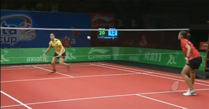 Carolina defiende su posición antes de apuntarse el segundo set y el partido. / Foto: Axiata Cup TV.