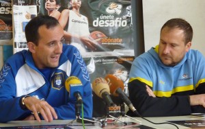 Gabi Carrasco, entrenador del CB Conquero, y Richi González, gerente,  en la rueda de prensa del lunes.