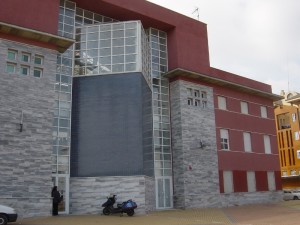 El edificio se ubica en la plaza de Los Galeotes, situada detrás del Centro de Salud de Los Rosales.