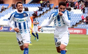 Chuli besa el escudo del Recre tras marcar el primer tanto. / Foto: Josele Ruiz.