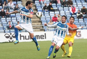 Cifu y Zamora, rápidos, se anricipan a un jugador barcelonista. / Foto: Josele Ruiz.