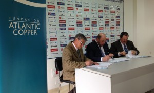 Jesús Contreras, Pablo Comas y Matías Rodríguez, en el acto de la firma. / Foto: P. G.