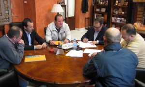 El alcalde de La Palma, Juan Carlos Lagares, el presidente del Siempre Alegres, Fernando Ramírez Alanís, y el presidente del Club de Baloncesto, Antonio Lagares Camacho, en la firma.