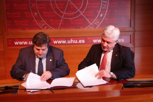 Francisco José Martínez y Miguel Palacios durante la firma del convenio.