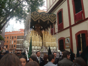 Huelva se vuelca con la Hermandad de la Esperanza en el Miércoles Santo.