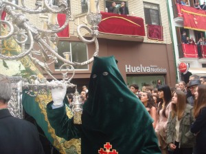 Huelva Buenas Noticias quiso brindarle unas saetas a La Esperanza a su paso por su sede, en la Plaza Niña. 