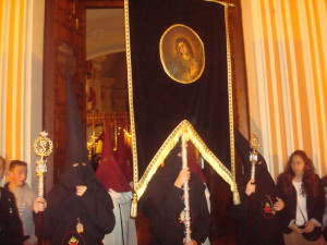 La Hermandad de los Judíos procesiona en el Jueves Santo de Huelva. 