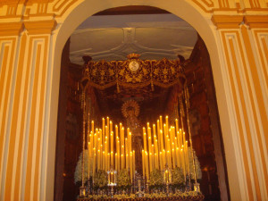 La Hermandad de los Judíos procesiona en el Jueves Santo de Huelva. 