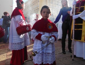 El cortejo de nazarenos de La Borriquita se caracteriza por llevar muchos niños desfilando.