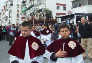 La cofradía avanzaba arropada constantemente por sus hermanos.