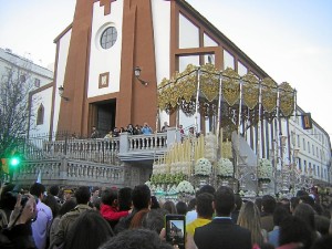 El paso de la Virgen de la Paz estaba decorado con claveles blancos y azahar.