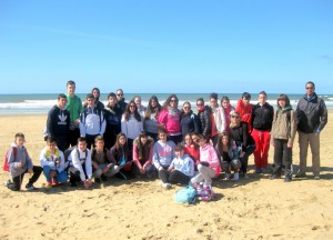 Los alumnos han realizado labores de limpieza de la playa. 